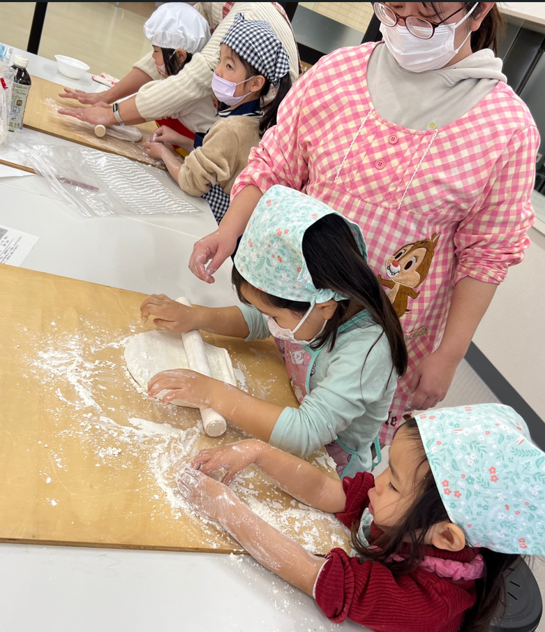 令和5年1月29日 小麦粉からうどんを作り、畑のネギと食べる体験を実施しました。